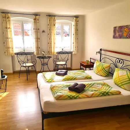 Konukevi Gaestehaus Zum Weinbauer *