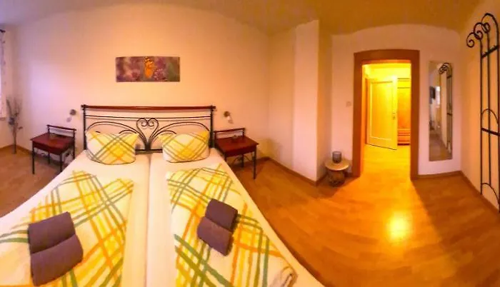 Gaestehaus Zum Weinbauer 3* 罗特翁特尔里特堡