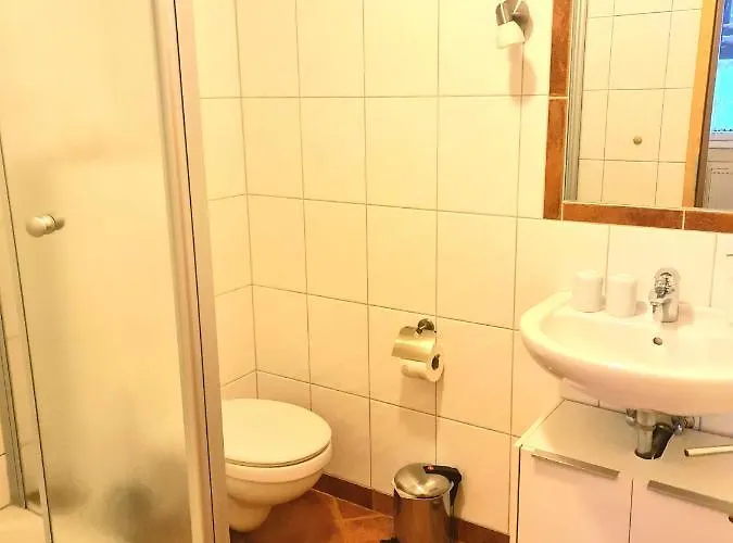 Gaestehaus Zum Weinbauer 招待所 罗特翁特尔里特堡